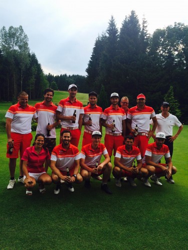 Die 1. Herrenmannschaft  des Golfclubs Waldegg-Wiggensbach e.V. mit zwei ihrer Caddies und Trainer Ralf Schwarz